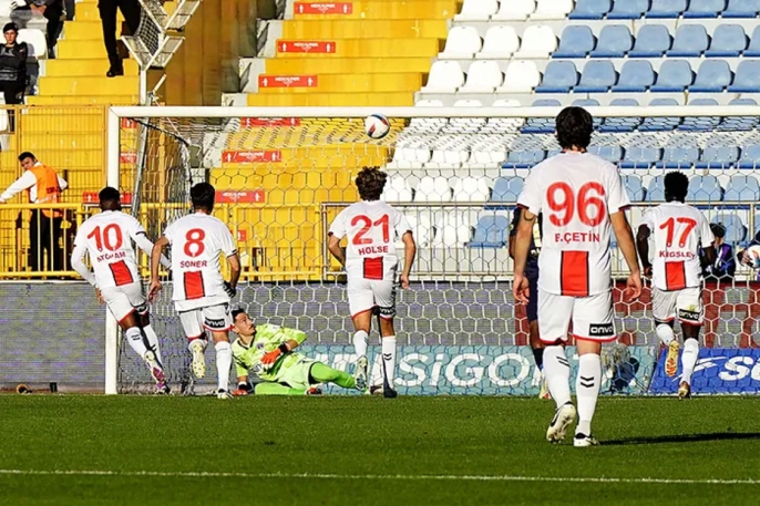 8 dakikada 2 penaltı kaçıran maçta şike şoku! Ünlü isimler de var!