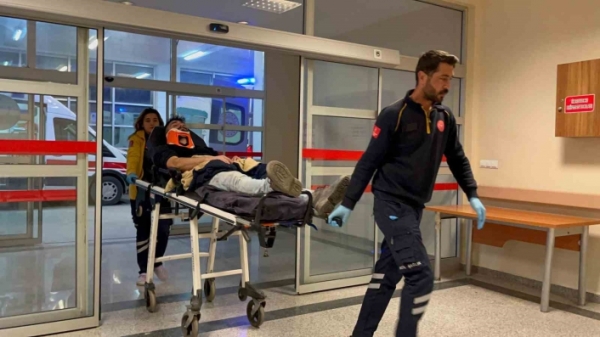 Adıyamanda iki otomobil çarpıştı: 4 yaralı

