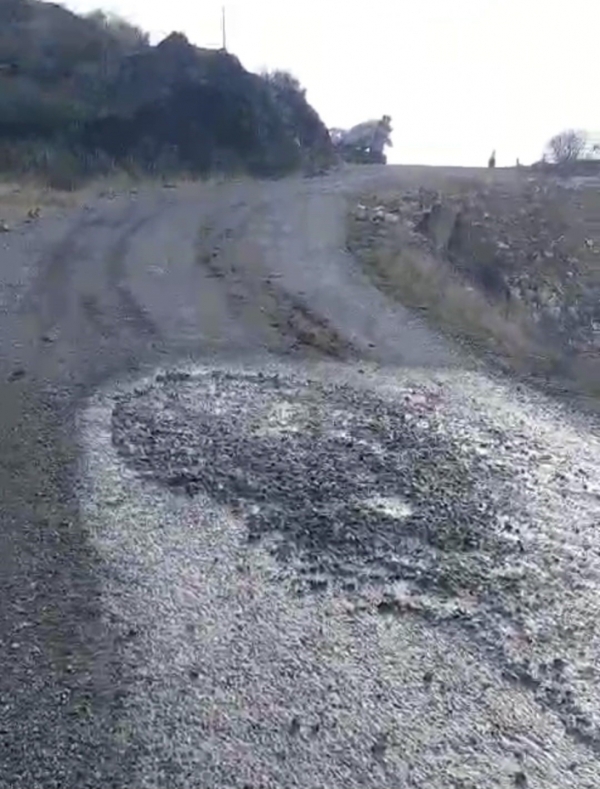 Beton mikseri yola çimento dökerek ilerledi
