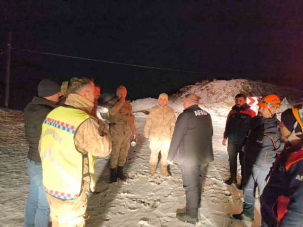 Buzlanan yolda mahsur kalan 14 kişi kurtarıldı
