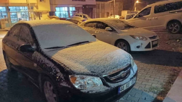 Çelikhanda mevsimin ilk kar yağışı başladı
