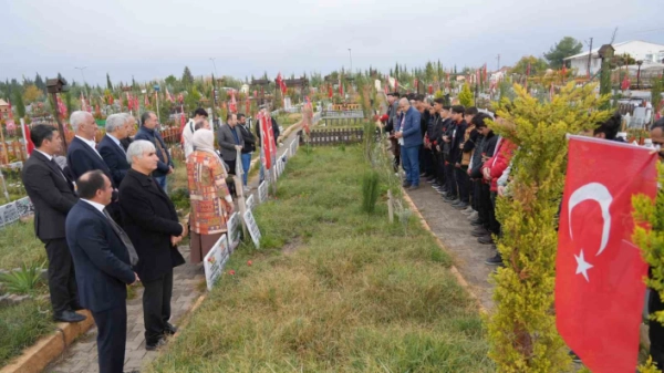 Depremde hayatını kaybeden öğretmenler için dua edildi
