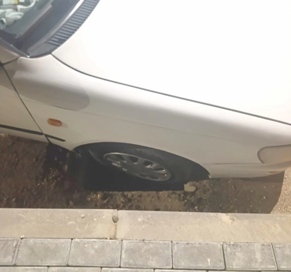 Otomobil açık bırakılan çukura girdi
