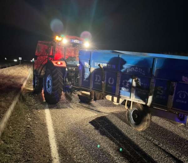 Otomobil ile traktör çarpıştı: 2 yaralı
