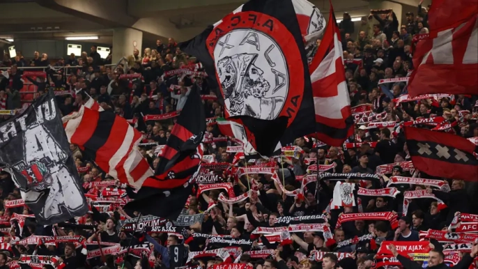 Ajax taraftarlarına sert çıkıştı: 'Meşale ve havai fişekler kabul edilemez!'