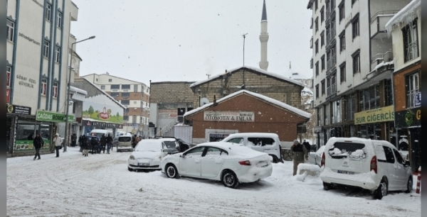 Ağrı ve Kars beyaza büründü: Kar ve tipi ulaşımı aksattı!
