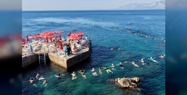 Akdeniz'de güne su cimnastiği ile enerjik bir başlangıç