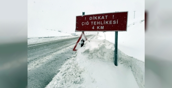 Ardahan-Şavşat Yolu Çığdan Kurtuldu: Ekipler Hızla Müdahale Etti