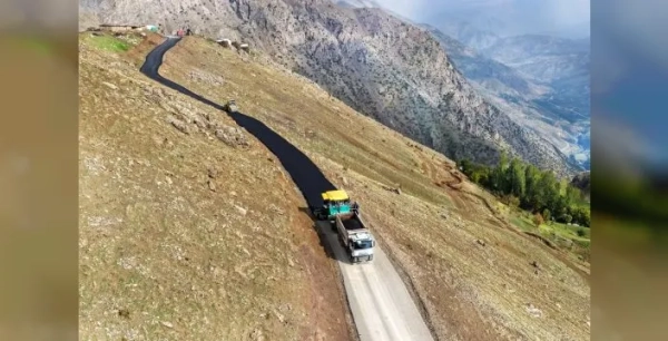 Atlıhan'ın 5 kilometrelik yolu sıcak asfaltla kaplanıyor