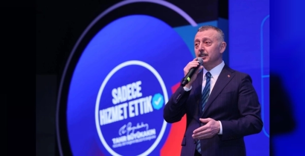 Başkan Tugay, Hasanağa Bahçesi'nde halkla kucaklaştı, çocukların sevinciyle coştu