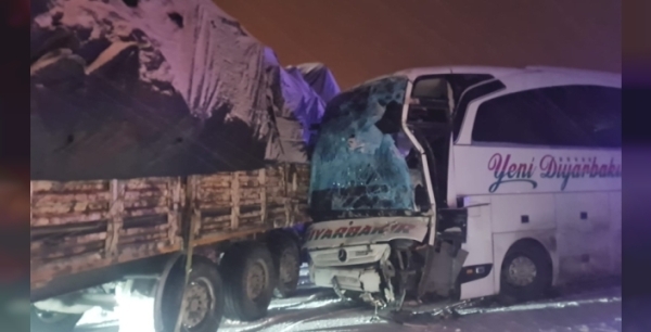 Bingöl'de kar yağışı altında yaşanan korkunç kaza: Otobüs ile tır çarpıştı, 3 yaralı