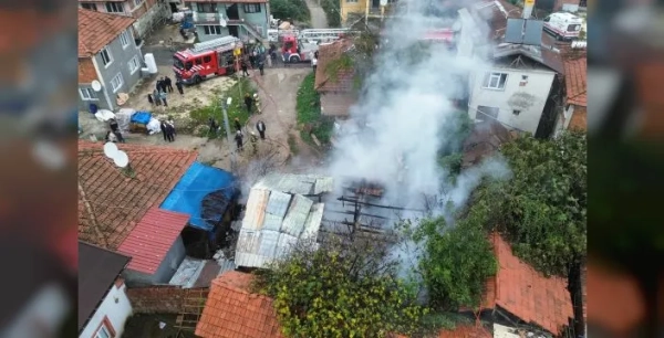 Düzce'de tek katlı ev alevlere teslim oldu