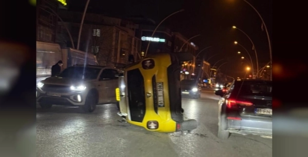Düzce’de ticari taksi kontrolden çıktı, otomobile çarparak devrildi!