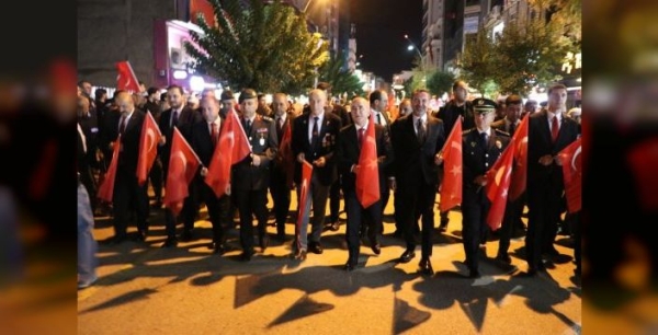 Elazığ'da Cumhuriyet Bayramı için fener alayı