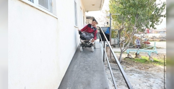 Engelli rampası ile Arif Yıldırım'ın hayatı kolaylaştı