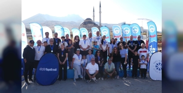 Erciyes'te yüksek rakımlı plaj voleybolu turnuvası yapıldı