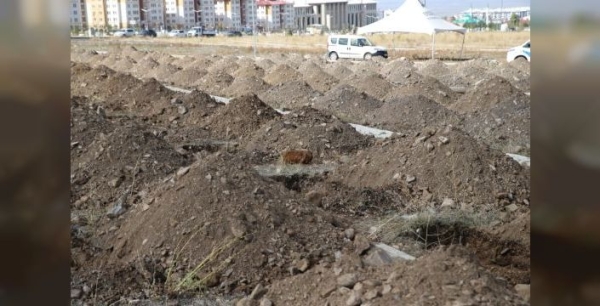 Erzurum'da mezar kazısı sırasında patlamamış top mermisi bulundu