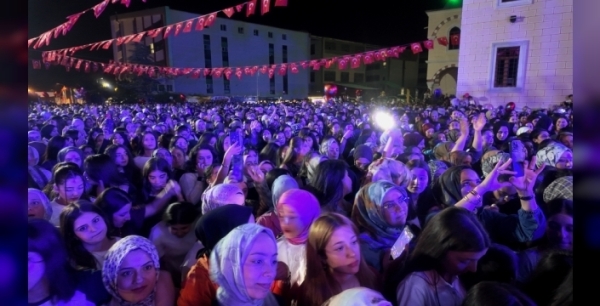 Ferhat Göçer'den Bitlis'e unutulmaz gece: Kurtuluş coşkusu şarkılarla taçlandı