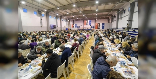 Foça’da İzmir Büyükşehir’in iftar sofrası kuruldu