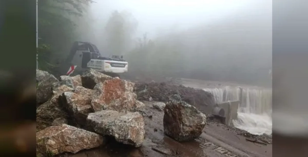 Güzeldere köyündeki yollar yeniden trafiğe açıldı