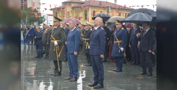 İESOB, Cumhuriyet'in 103. yılı için çelenk sundu