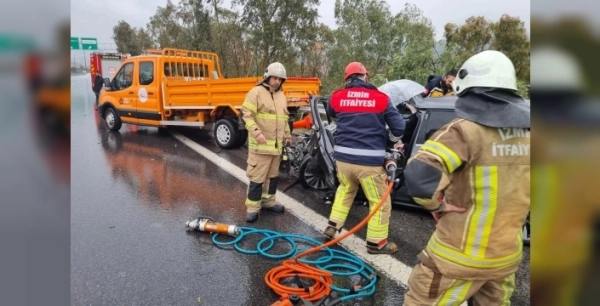 İzmir Çevre Yolu'nda korkunç kaza: İtfaiye 5 dakikada hayat kurtardı!