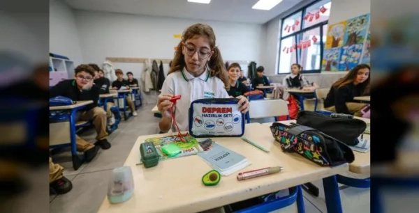 İzmir'de üç okulda 500 deprem hazırlık seti dağıtıldı