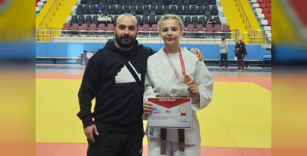 İzmitli Özge Çolak, judoda Türkiye üçüncüsü olarak bronz madalya kazandı