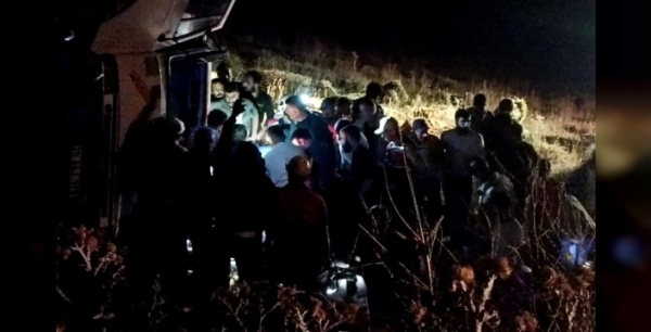 Kars'ta saman balyası yüklü kamyonet devrildi, yaralılar var
