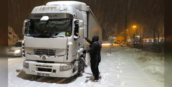 Malatya-Kayseri kara yolu yoğun kar ve tipi nedeniyle ulaşıma kapatıldı