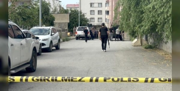 Muş'ta sinir krizi geçiren kişi, kardeşini ve polis memurunu yaraladı