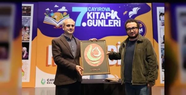 Oytun Erbaş, Çayırova'da düzenlenen kitap fuarında okurlarıyla bir araya geldi