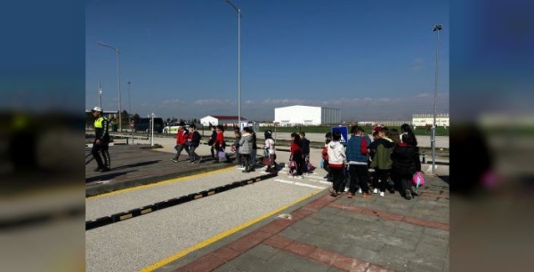 Polis ekiplerinden ilkokul öğrencilerine trafik eğitimi