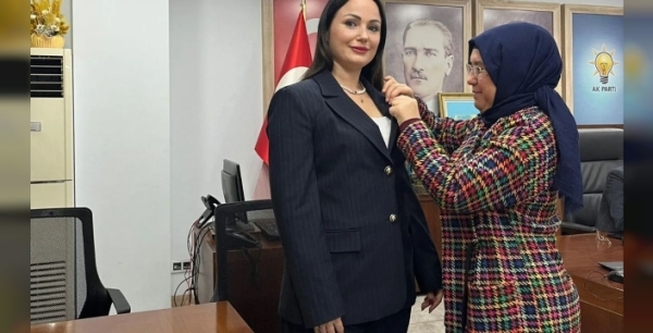 Rus asıllı Anna Biçak'ın AK Parti'ye duygusal katılımı: Rozeti gündüz taktı