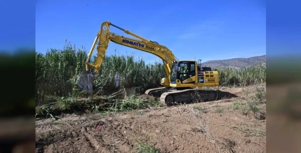 Salihli'de taşkın riskine karşı dere temizliği yapıldı