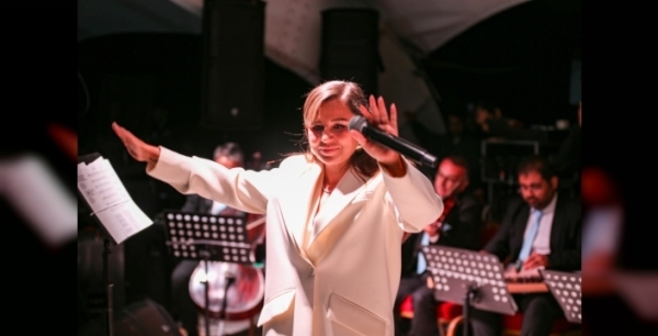 Tortum Şelalesi Festivali'nde Merve Özbey rüzgarı esti