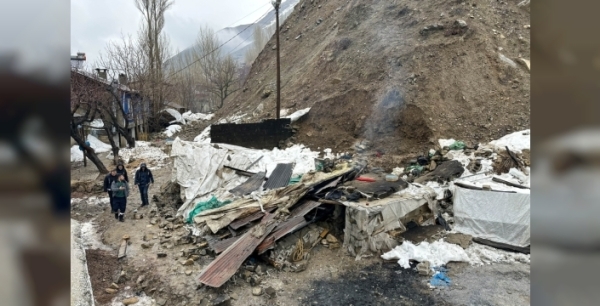 Van'da toprak kayması: Tandır evi çöktü, 2 kişi yaralı