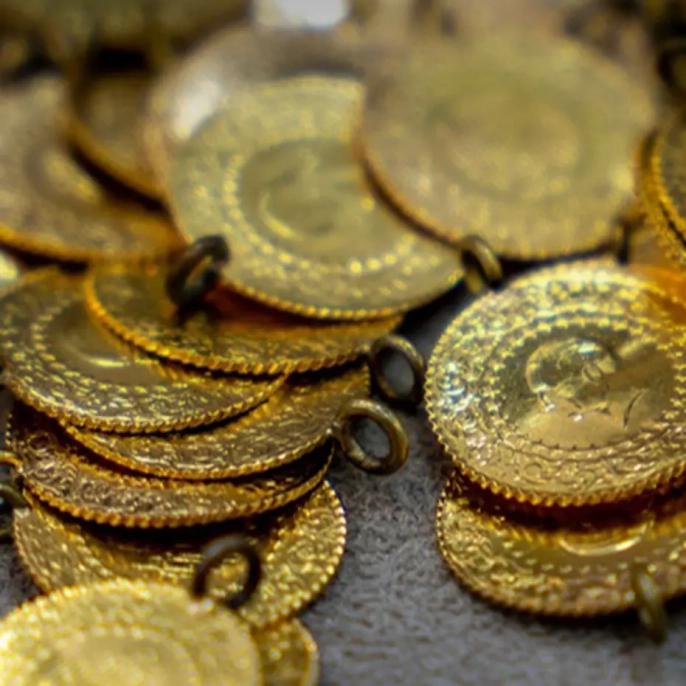 Altın yeniden zirveye koşuyor: Uzmanlar kritik tarihi işaret etti!