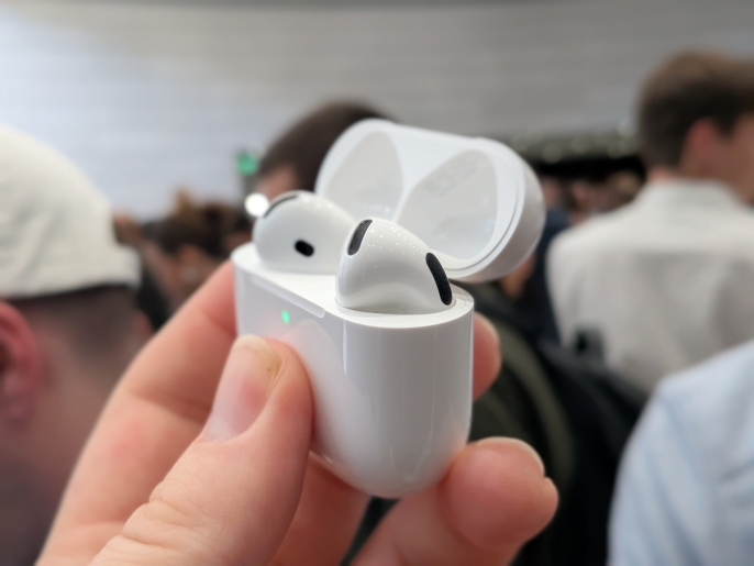 Apple, yeni AirPods için video hazırlıklarını sürdürüyor