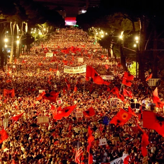 Arnavutluk'ta 250 bin kişi sokaklara çıkarak hükümeti protesto etti