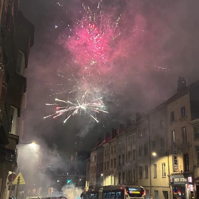 Avrupa'da kanlı yılbaşı: Ölümcül yangınlar, vahşi saldırılar ve yüzlerce gözaltı!