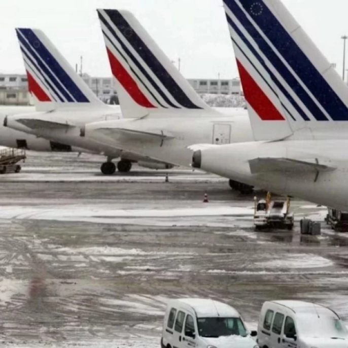 Avrupa'da kış kabusu: Yüzlerce uçuş iptal, hava trafiği felç!