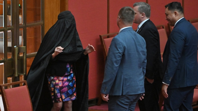 Avustralya'da burka krizi: Irkçılık tartışmaları alevlendi!