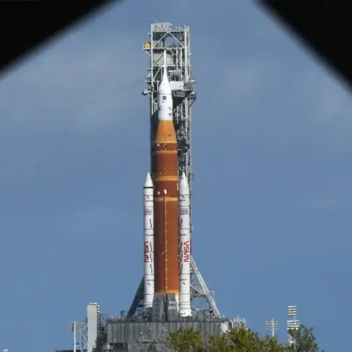 Ay'a dönüş ertelendi: NASA'dan şaşırtan karar!