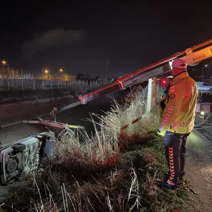 Aydın'da dehşet anları: Otomobil sulama kanalına uçtu, iki kişi yaralı!
