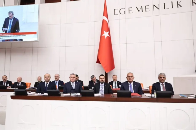 Bakan Ersoy'dan turizmde coşkulu hedef: 2025 sonunda 64 milyar dolar gelir bekleniyor