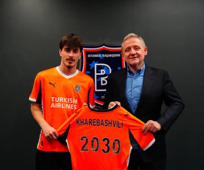 Başakşehir'den futbolseverlere sürpriz: Gürcü yıldız adayı Kharebashvili transferi Football Manager ile duyuruldu!