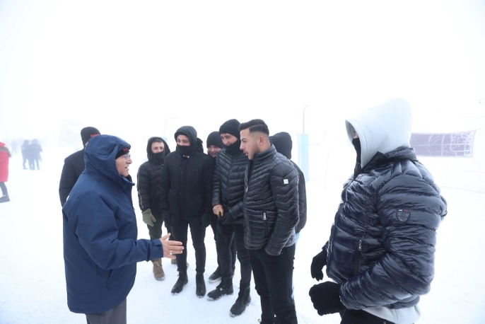 Başkan Büyükkılıç'tan Erciyes'te Kayakseverlerle Sıcak Sohbetler