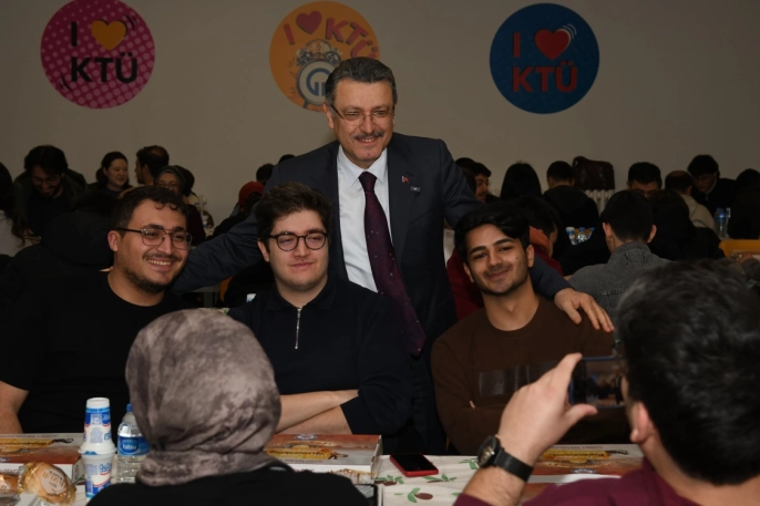 Başkan Genç, KTÜ'lü öğrencilerle iftar sofrasında bir araya geldi