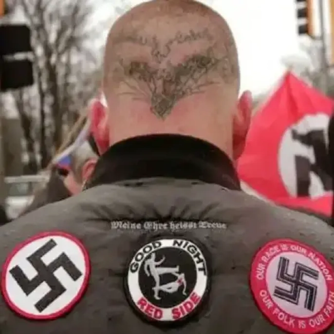 Berlin metrosunda başörtülü kadına vahşi saldırı: Yere itti, tükürdü!